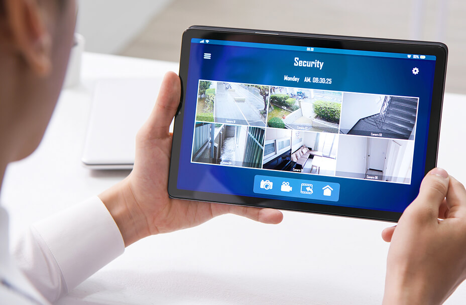 敷地をタブレットで監視しているイメージ