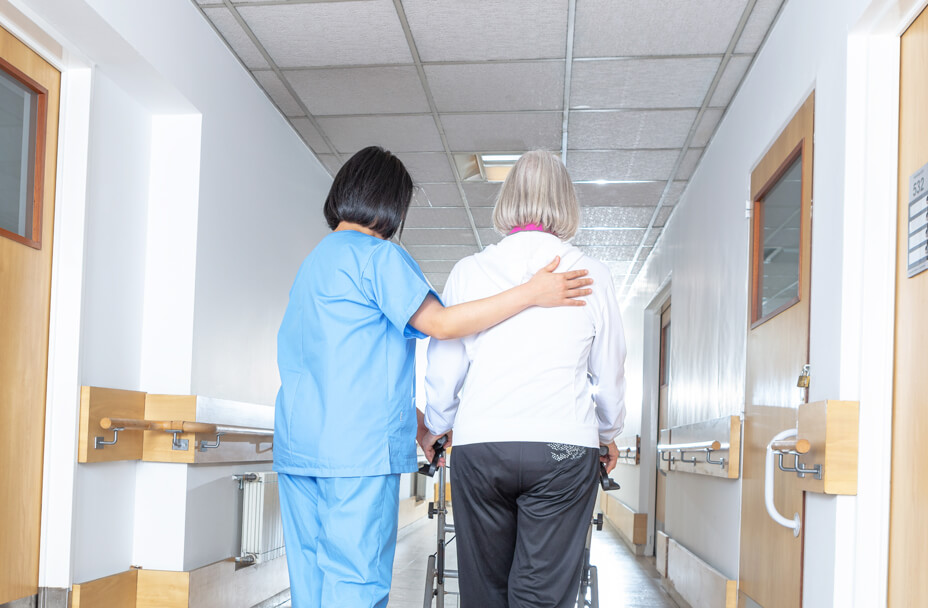 患者を看護師が見守るイメージ