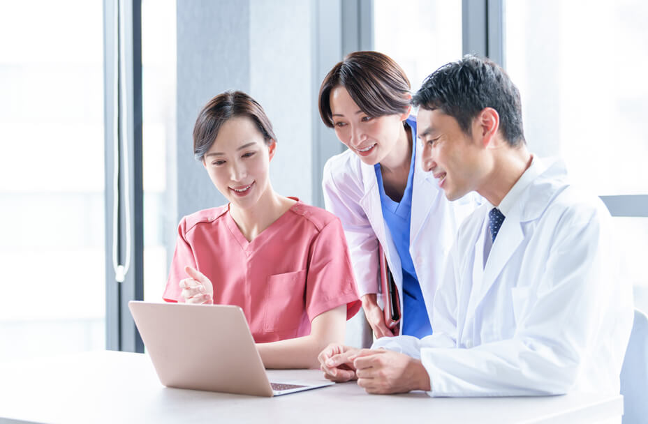 医療スタッフが話し合いをしているイメージ