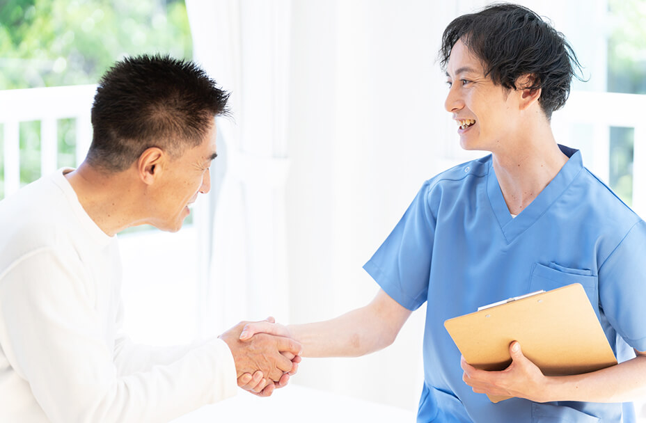 患者と医者が握手しているイメージ