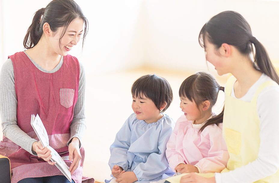 職員が子どもを見守るイメージ