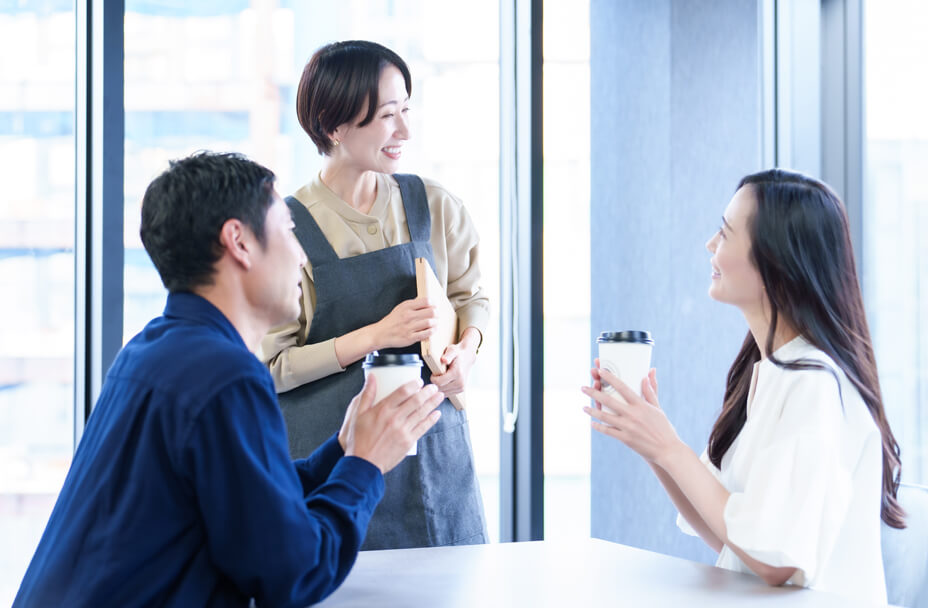 お客様が安心して買い物をしているイメージ