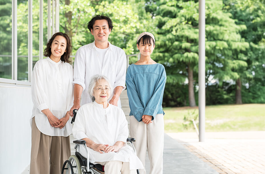 家族と介護施設のイメージ