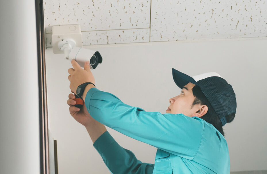 防犯カメラを設置しているイメージ